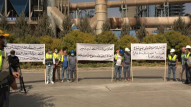 عشرات الاف من عمال الاسمنت يهددون بالتظاهر امام وزارة النفط واغلاقها