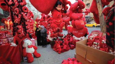 استعدادات لعيد الحب اللون الأحمر يغزو المكاتب والأسواق
