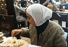 الأكلات العراقية تجذب اهتمام المشجعين في “خليجي 25